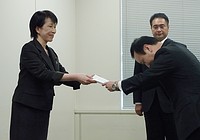 携帯3社、前向き対応=高市総務相、料金引き下げを要請