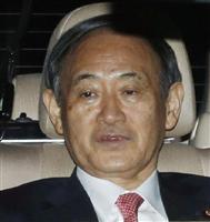 橋下徹氏らとの会談を終え、東京都内のホテルを出る菅官房長官=19日夜