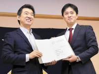 吉村市政、穏やか船出…戦後最年少市長が初登庁 2015年12月21日
