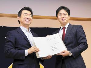 吉村・大阪市長が初登庁、橋下氏「前進信じる」 2015年12月21日 15時44分