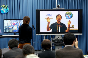 「明日、宇宙に行けるほど元気」 油井さん帰還後初会見