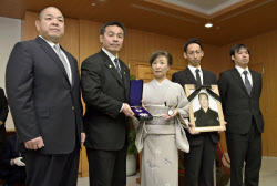 故北の湖前理事長に勲章 遺族に伝達