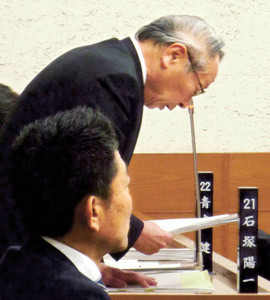 国立市議長が謝罪、辞任 事実婚育児めぐり差別的やじ