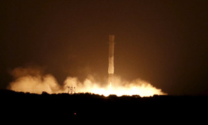 米スペースX、ロケット回収に初成功 再利用の試み前進