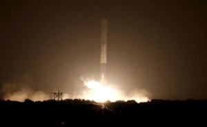 米スペースXがロケット着陸回収に成功、衛星も軌道投入