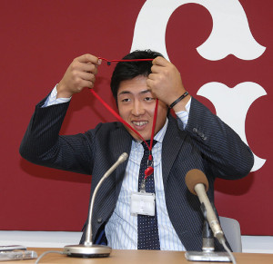 巨人の契約更改終了 岡本、200万円アップ