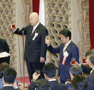 内閣１３０周年記念式典に首相経験者ら２２０人 2015年12月22日 22時15分
