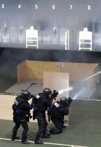 銃撃戦想定、SATの合同訓練を初公開