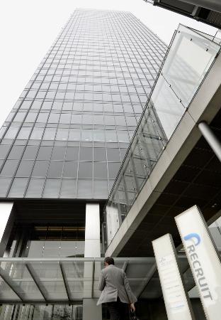 カフェで仕事OK リクルートHD、社外労働制度導入へ