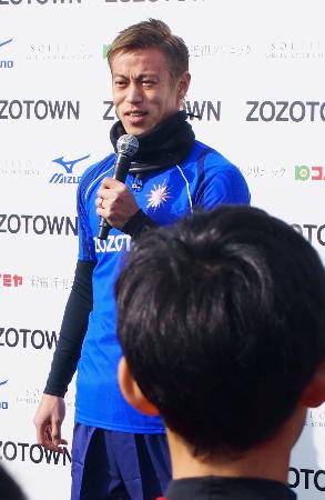本田圭佑がサッカー教室 ミランで挽回の決意