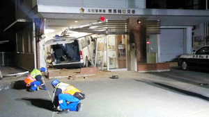 交番に9人乗りワゴン車突っ込む 運転手が死亡 群馬