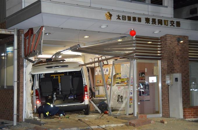 無人の交番に介護施設送迎車突っ込む、4人死傷 2015年12月25日 23時50分
