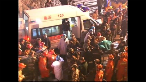 鉱山崩落、１９人閉じ込め 安全管理に懸念高まる