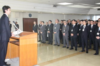 千葉市役所で２５日、一足早い仕事納めの…