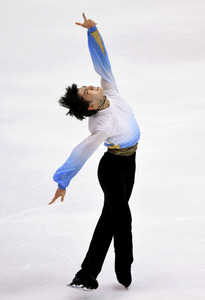 羽生、コケたけど首位発進！３０選手ただ一人１００点超え／フィギュア