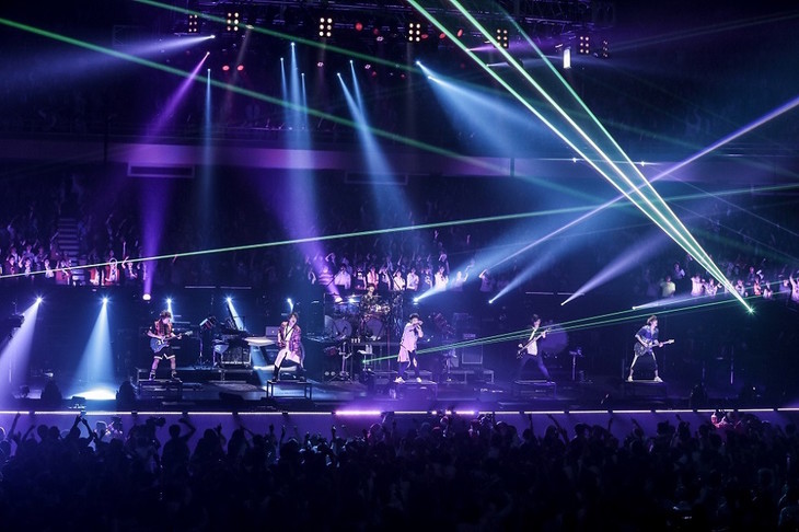 レア曲も続々!UVERworld、8年連続のクリスマス武道館公演