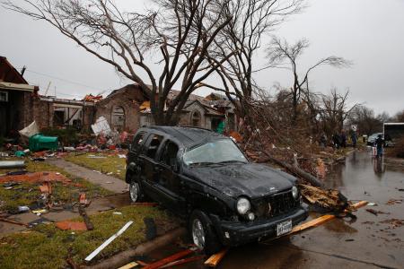 再送-UPDATE 1-米南部・中部で竜巻や洪水、少なくとも43人死亡