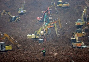 中国土砂崩れ、残土置き場の責任者ら12人拘束 2015年12月28日 20時47分