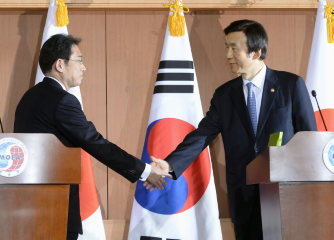 解決、日韓合意 「最終かつ不可逆的」 日本、財団に10億円 首相、おわびと反省