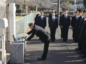 世田谷一家殺害から15年、献花し解決誓う 2015年12月30日 19時03分