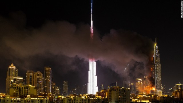 ドバイ高級ホテルで火災、16人負傷 カーテンから出火か