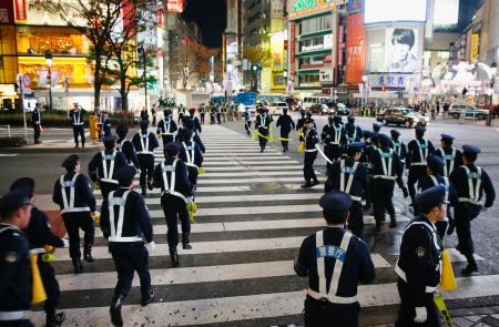 年越し渋谷、今年も大騒ぎ=外国人含む5人逮捕—東京