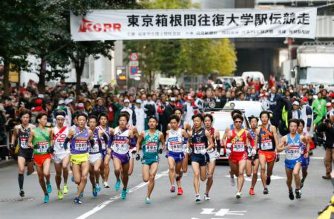 4区も青学大がトップ 東洋大に2分28秒差/箱根駅伝