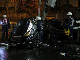 車が信号機に衝突、３人死亡＝小中の同級生か—北海道・室蘭