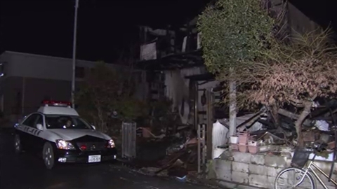 空き家２棟全焼、焼け跡から１遺体…管理者か 2016年01月02日 12時25分