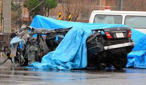 信号柱に車衝突、乗っていた男性３人死亡 北海道・室蘭