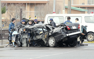 信号機に衝突し車が大破 北海道・室蘭、３人死亡