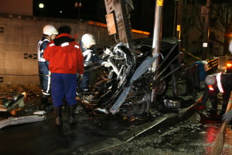 信号に車衝突、男性３人死亡 小中同級生 北海道・室蘭