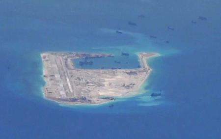 中国、人工島で民間機の試験飛行 ベトナム抗議
