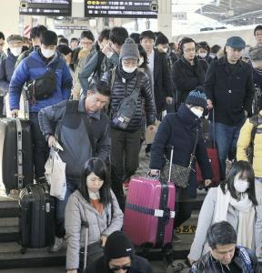 大分駅のホーム 古里に「またね」Uターンラッシュ 2016年01月04日