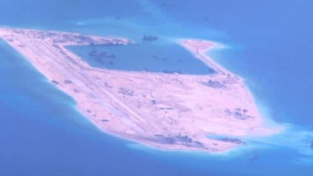 中国、南シナ海の人工島で試験飛行 ベトナムが抗議
