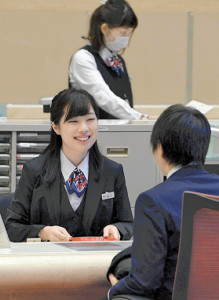復活の制服で仕事始め…三菱東京UFJ銀行 2016年01月04日 17時29分