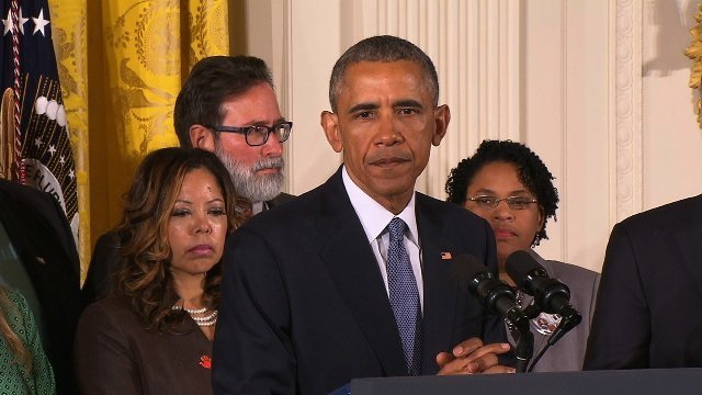 オバマ大統領、銃規制を訴える演説で涙