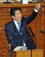 衆院選改革「早期に結論を」=安倍首相、ばらまき批判に反論-代表質問