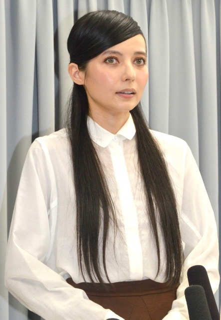 ベッキー、目潤ませ不倫否定も…会見で９度頭下げ「実家にも行きました」
