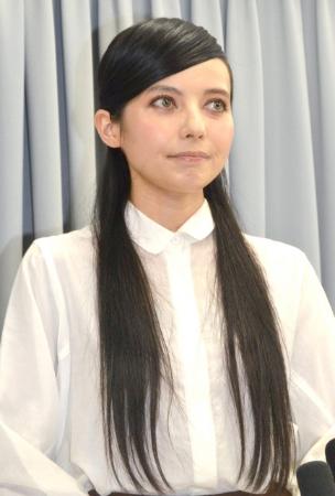 ベッキー、会見で13回頭下げる 瞳うるませ伝えた誠意