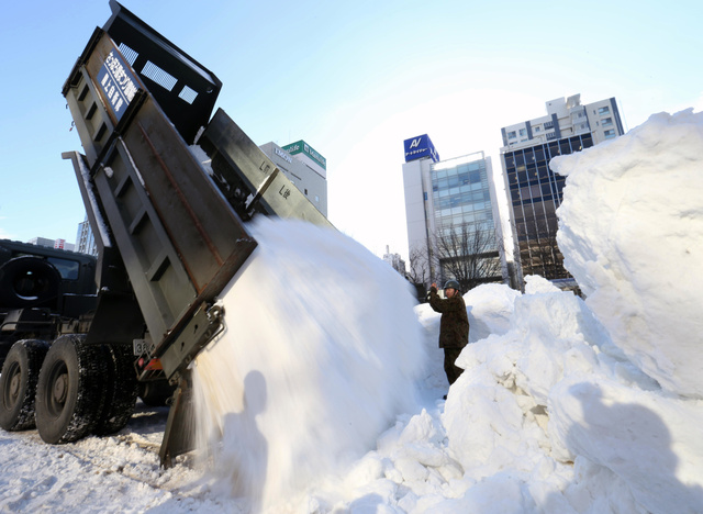 さっぽろ雪まつり、雪を求めて郊外へ 会場への輸送開始