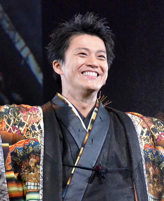 小栗旬 和装でランウエー、水着甲冑美女にデレデレ「ありがたい」