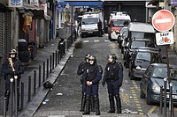 警察署で刃物男射殺=偽自爆ベルト、テロ未遂か-パリ