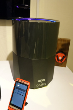もう「電池切れ」しない KDDIが無線充電を披露