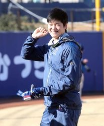 大谷 初ブルペンで30球、報道陣不在狙った?笑み浮かべ否定