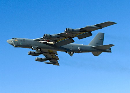 米軍のB52戦略爆撃機、韓国を低空飛行 防衛義務を履行