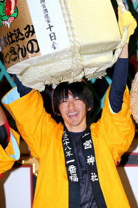 過去最多6千人駆ける 一番福は16歳 兵庫・西宮神社