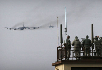B52爆撃機、韓国派遣 低空飛行で北朝鮮けん制