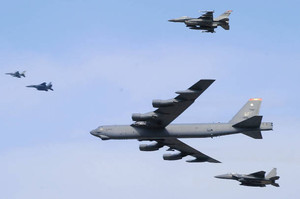 米軍戦略爆撃機 韓国で低空飛行 北核実験 異例の早期対応