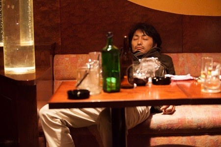 安田顕、酒の嗜み方を"脇役俳優"で伝授! 今にも吐きそうな時の格言とは?